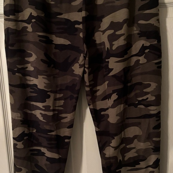 Plus size Camo print joggers - Picture 7 of 11